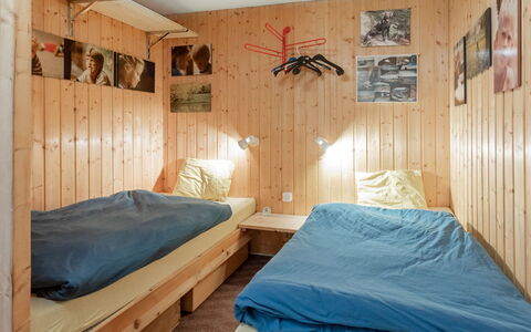 Disentis 100: Schlafzimmer, Bett, Zimmer, Möbel, Eigentum, Bettdecke, Wand, Interior Design, Bettrahmen, Haus