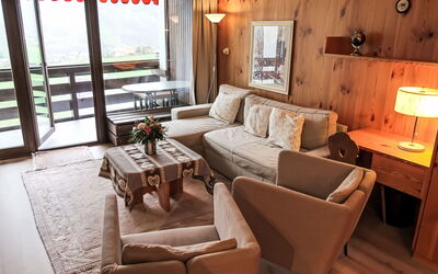 Apt B 068 100.125: Tabelle, Möbel, Couch, Pflanze, Eigentum, Bilderrahmen, Wohnzimmer, Interior Design, Beleuchtung, Gebäude