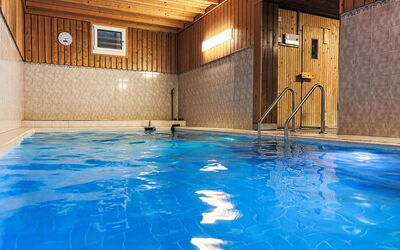 Disentis 100: Flooring, Fussboden, Schwimmbad, Holzbeize, Hartholz, Vorhang, Resort, Hotel, Freizeitzentrum