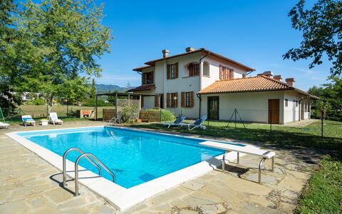 Villa Cinzia: Himmel, Wasser, Pflanze, Gebäude, Eigentum, Fenster, Schwimmbad, Baum, Azurblau, Haus