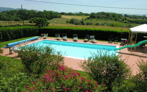 Villa i Cedri: Schwimmbad, Eigentum, Freizeit, Urlaub, Resort, Sommer, Himmel, Grundeigentum, Haus, Gras
