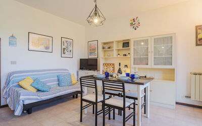 Villaggio 5 Terre 100.7: Tabelle, Bilderrahmen, Möbel, Holz, Interior Design, Fenster, Wohnzimmer, Flooring, Fussboden, Haus