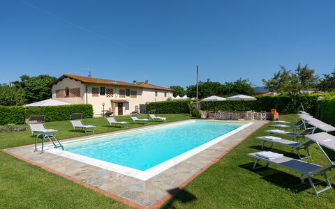 Villa Del Borgo: Schwimmbad, Estate, Resort, Hazienda, Villa, Garten, Bauernhaus, Hof, Gartenmöbel, Rasen