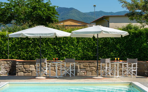 Villa Del Borgo: Regenschirm, Gartenmöbel, Möbel, Schatten, Schwimmbad, Stuhl, Tisch Im Freien, Resort, Eco Hotel, Sonnenliege