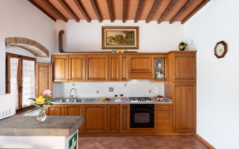 Villa Del Borgo: Küche, Möbel, Interior Design, Countertop, Holz, Flooring, Cabinetry, Küchengerät, Major Appliance, Decke