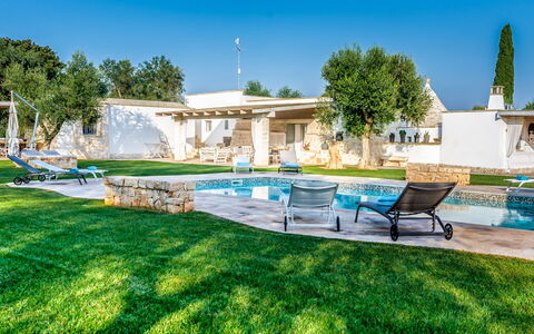 Trulli Itaka: Eigentum, Gebäude, Estate, Grundeigentum, Haus, Wohngebiet, Die Architektur, Gras, Schwimmbad, Zuhause