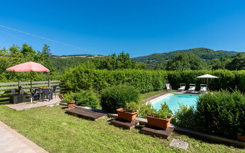 Villa Il Nido: Pflanze, Himmel, Wasser, Natürliche Landschaft, Schwimmbad, Schatten, Gartenmöbel, Baum, Grundstueck, Gras