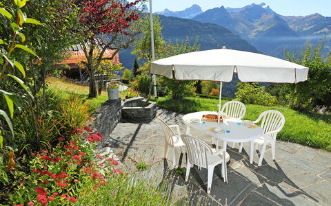 Chalet Zan-Fleuron: Eigentum, Grundeigentum, Haus, Botanik, Tabelle, Garten, Gebäude, Terrasse, Baum, Urlaub