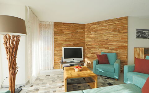 Susanna: Möbel, Eigentum, Tabelle, Komfort, Fernsehen, Gebäude, Holz, Bilderrahmen, Cabinetry, Interior Design