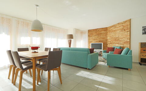Susanna: Möbel, Tabelle, Couch, Stuhl, Komfort, Beleuchtung, Bilderrahmen, Interior Design, Gebäude, Flooring