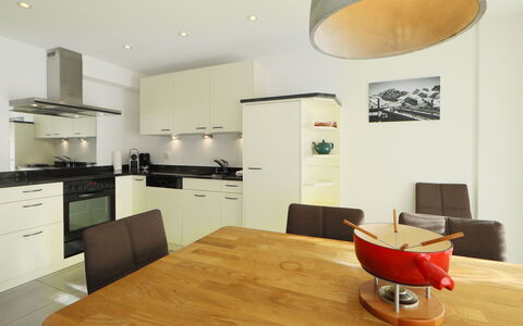 Susanna: Möbel, Cabinetry, Eigentum, Tabelle, Countertop, Holz, Stuhl, Interior Design, Beleuchtung, Flooring