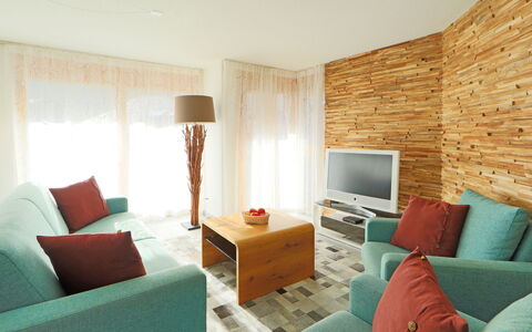 Susanna: Möbel, Couch, Eigentum, Tabelle, Komfort, Holz, Interior Design, Beleuchtung, Die Architektur, Fernsehen