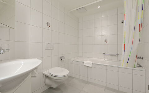 Susanna: Armatur, Eigentum, Badezimmer, Lila, Gebäude, Zapfhahn, Haus, Fussboden, Toilette