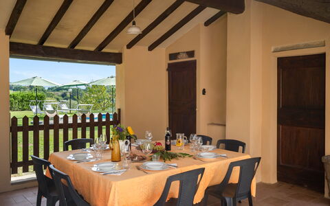 Villa La Collina: Tabelle, Möbel, Eigentum, Geschirr, Gebäude, Stuhl, Interior Design, Holz, Beleuchtung, Tischdecke
