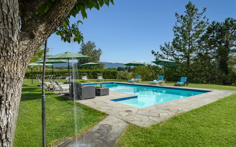 Villa La Collina: Wasser, Pflanze, Himmel, Schwimmbad, Azurblau, Schatten, Baum, Gebäude, Gartenmöbel, Grundstueck
