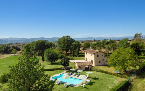 Villa La Collina: Himmel, Pflanze, Eigentum, Gebäude, Baum, Azurblau, Schwimmbad, Natürliche Landschaft, Grundstueck, Wohngebiet