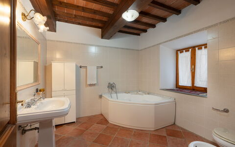 Casa Corella: Badewanne, Armatur, Eigentum, Zapfhahn, Badezimmer, Spiegel, Interior Design, Sinken