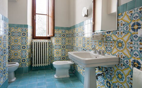 Villa Le Volte: Badezimmer, Zimmer, Fliese, Eigentum, Blau, Fussboden, Interior Design, Wand, Keramik, Die Architektur