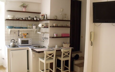 Studio Moremi': Eigentum, Regal, Tabelle, Regale, Holz, Schreibtisch, Countertop, Cabinetry, Interior Design
