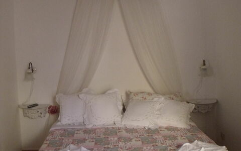 Studio Moremi': Möbel, Eigentum, Komfort, Bettrahmen, Textil, Holz, Kissen, Interior Design, Schatten, Bett