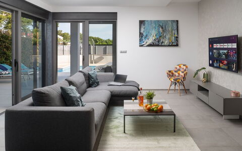 Villa Fasana: Möbel, Interior Design, Couch, Wohnzimmer, Flooring, Fussboden, Tabelle, Kaffetisch, Dekokissen
