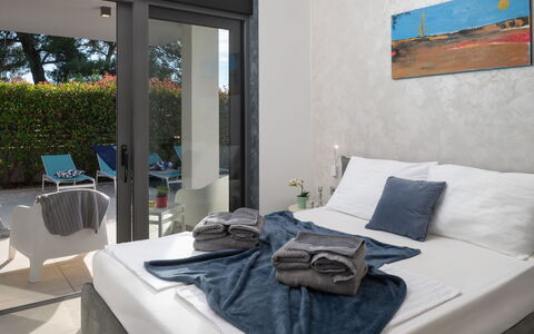 Villa Fasana: Möbel, Interior Design, Fussboden, Flooring, Stuhl, Zimmer, Dekokissen, Kissen, Schlafzimmer, Bett