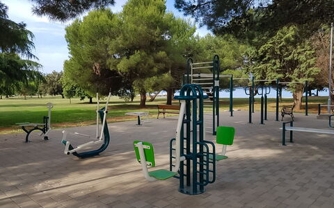 Villa Fasana: Spielplatz, Öffentlicher Raum, Spielmittel, Menschliche Siedlung, Schwingen, Baum, Park, Stadt, Freizeit, Erholung