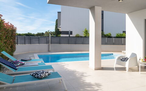 Villa Fasana: Schwimmbad, Interior Design, Flooring, Gartenmöbel, Fussboden, Verbundwerkstoff, Schatten, Stuhl, Wohnung, Resort