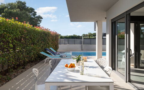Villa Fasana: Möbel, Gartenmöbel, Stuhl, Schatten, Küche & Esszimmer Tisch, Tisch Im Freien, Resort, Eco Hotel, Schwimmbad, Terrasse