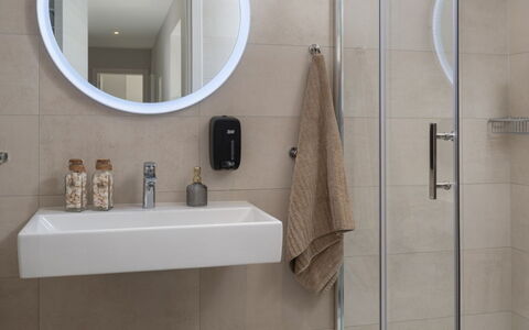 Villa Fasana: Badezimmer, Bad Sink, Armatur, Spiegel, Sinken, Interior Design, Wand, Flooring, Toilette, Fussboden