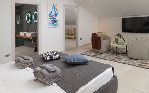 Villa Fasana: Möbel, Interior Design, Flooring, Fussboden, Schlafzimmer, Holz, Bett, Zimmer, Decke, Textil
