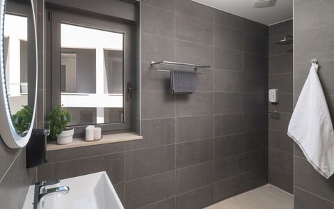 Villa Fasana: Interior Design, Badezimmer, Armatur, Flooring, Wand, Fussboden, Zapfhahn, Sinken, Installation, Zuhause