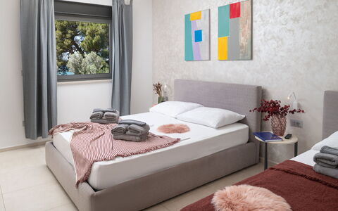 Villa Fasana: Möbel, Bett, Interior Design, Schlafzimmer, Bettdecke, Bedding, Fussboden, Flooring, Linens, Zimmer