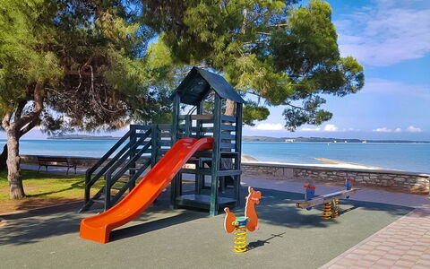 Villa Fasana: Spielplatz, Öffentlicher Raum, Spielplatz Rutsche, Spielmittel, Menschliche Siedlung, Himmel, Abspielen, Stadt, Freizeit, Erholung