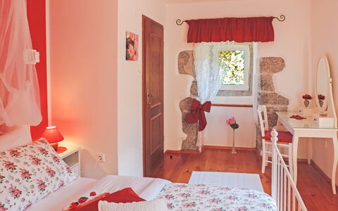 Škalniški: Schlafzimmer, Zimmer, Bett, Möbel, Eigentum, Vorhang, Interior Design, Rosa, Rot, Bettdecke