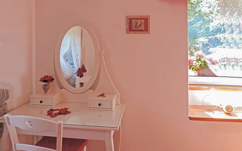 Škalniški: Zimmer, Rosa, Interior Design, Eigentum, Wand, Möbel, Badezimmer, Haus, Kommode, Tabelle