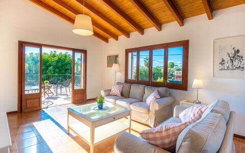 Es Trenc Pool-Beach House Xaloc 99: Tabelle, Couch, Eigentum, Möbel, Fenster, Gebäude, Azurblau, Holz, Wohnzimmer, Interior Design