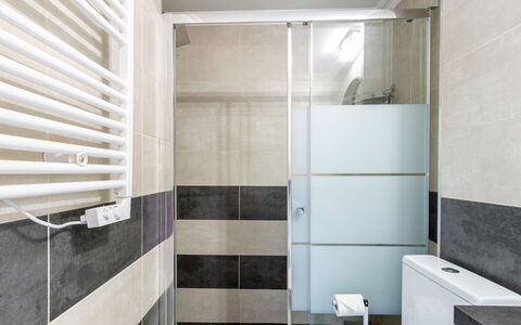 Empuriabrava 134: Eigentum, Spiegel, Gebäude, Zapfhahn, Sinken, Rechteck, Armatur, Interior Design, Badezimmer
