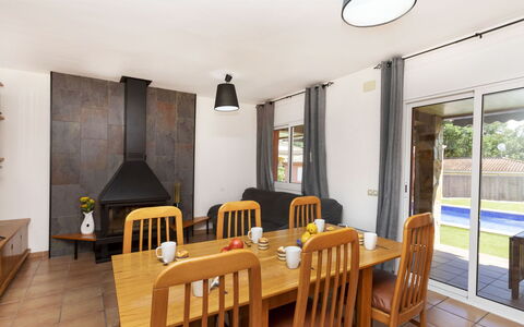 Montverde: Tabelle, Möbel, Fenster, Stuhl, Holz, Beleuchtung, Interior Design, Fussboden, Wohnzimmer, Flooring