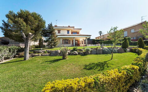 Miro: Eigentum, Haus, Grundeigentum, Zuhause, Gebäude, Estate, Himmel, Garten, Wohngebiet, Botanik