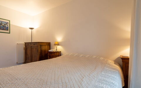 Isara: Möbel, Komfort, Holz, Fussboden, Gebäude, Flooring, Bett, Hartholz, Bettrahmen, Schlafzimmer