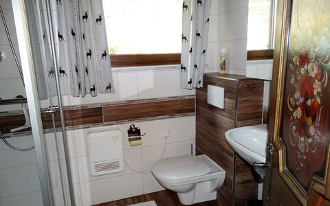 Lotte: Badezimmer, Zimmer, Eigentum, Interior Design, Fussboden, Armatur, Haus, Gebäude, Möbel, Toilette