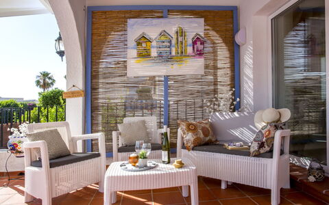 Villa Moreana: Tabelle, Pflanze, Couch, Möbel, Eigentum, Zimmerpflanze, Holz, Wohnzimmer, Komfort, Blumentopf