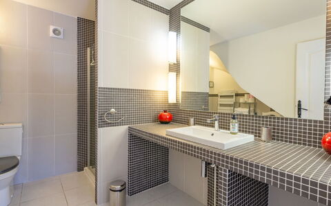 Les Collines de Valescure: Armatur, Sinken, Zapfhahn, Spiegel, Interior Design, Flooring, Badezimmer, Cabinetry, Fussboden, Holz