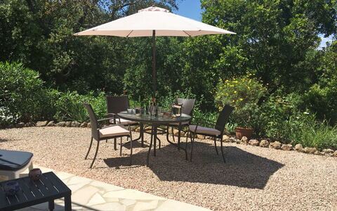 Les Collines de Valescure: Eigentum, Tisch Im Freien, Regenschirm, Möbel, Tabelle, Terrasse, Schatten, Garten, Hinterhof, Grundeigentum