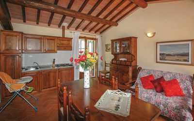 Bilocale: Zimmer, Eigentum, Gebäude, Möbel, Wohnzimmer, Interior Design, Haus, Decke, Strahl, Fussboden