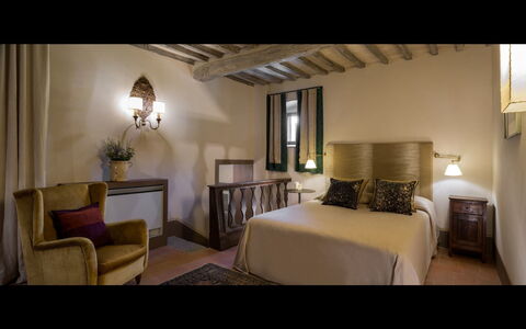 Villa Leopoldina: Zimmer, Möbel, Schlafzimmer, Eigentum, Interior Design, Bett, Gebäude, Bettdecke, Suite, Bettrahmen
