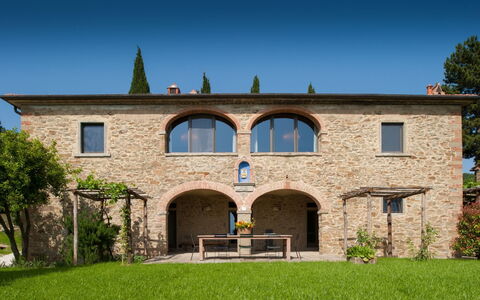 Villa Leopoldina: Himmel, Pflanze, Fenster, Baum, Gebäude, Gras, Hütte, Fassade, Wohngebiet, Grundeigentum