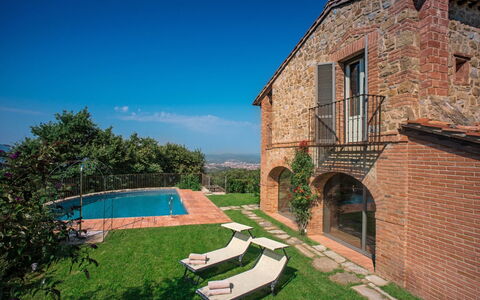 Villa Mandorlo: Pflanze, Eigentum, Himmel, Gebäude, Fenster, Schwimmbad, Wasser, Baum, Gras, Wohngebiet