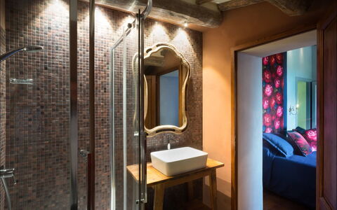 Villa Mandorlo: Zimmer, Eigentum, Badezimmer, Interior Design, Gebäude, Armatur, Die Architektur, Haus, Fliese, Decke